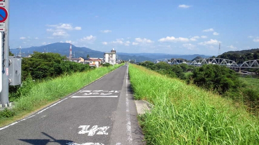 堤防沿いのスクールゾーン
