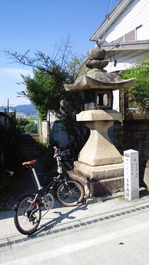 灯篭の横の道案内(道しるべ)