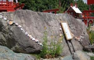 宝来宝来神社の御神体「当銭岩」
