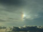 太陽の横に出ている虹・・・環天頂アークの一種？