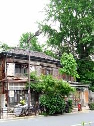 神社の横の古い家