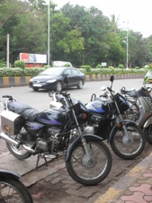教習車のようがガードがしっかり付いているHONDAのバイク達。