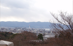 右手には京都タワーが見えます