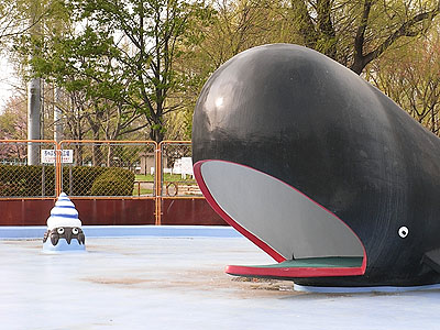 池のヤドカリとクジラ