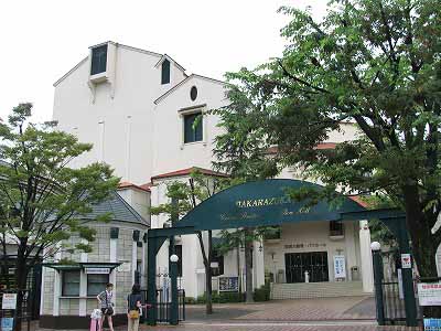 宝塚歌劇場入り口