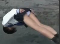 ネットにうｐされた新ジャンル「泥飛び込み系女子」の動画に外国人困惑ｗ