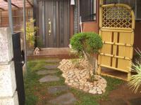 袖垣（プラスチック製）と伊勢ゴロタ石で庭造り　埼玉県さいたま市
