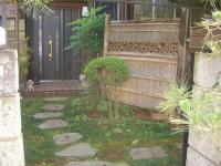 袖垣（プラスチック製）と伊勢ゴロタ石で庭造り　埼玉県さいたま市