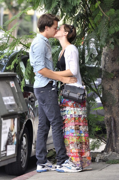 Emma-Watson-Kissing-Hugging-Johnny-Simmons-Los-Angeles-4.jpg