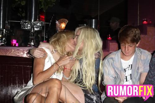 lindsay-lohan-making-out-with-her-mom-01.jpg
