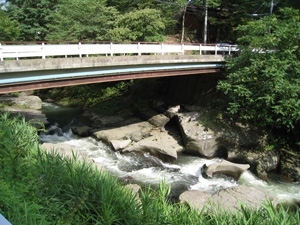 湯川に架かる釜ケ淵橋