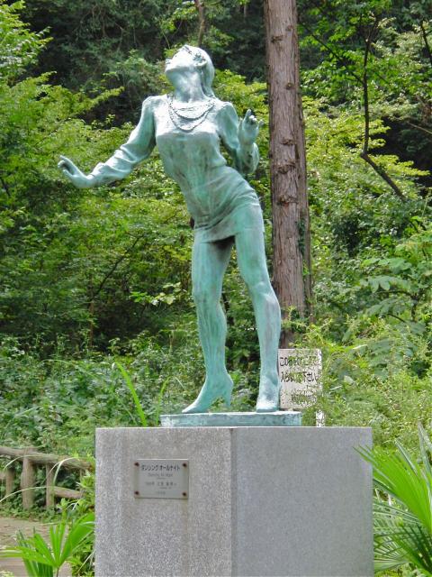 片倉城址公園彫像ダンシング・オールナイト-1