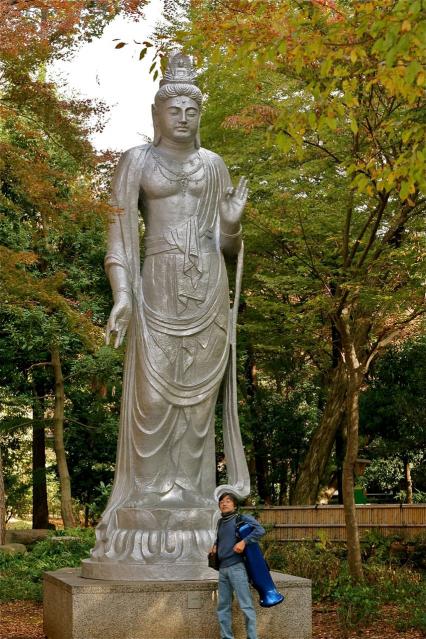 井の頭自然文化園の彫刻館のそばの彫像1179