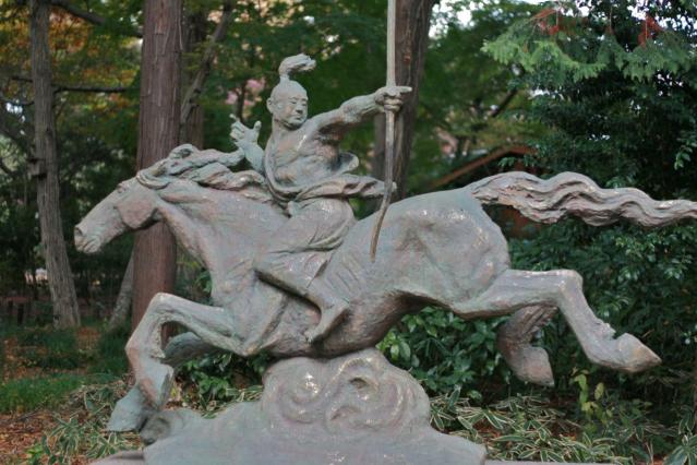 井の頭自然文化園の彫刻館のそばの彫像1282