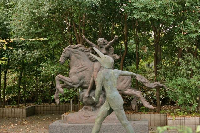 井の頭自然文化園の彫刻館のそばの彫像1287