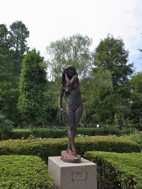 片倉城址公園の彫像「春を感じて」