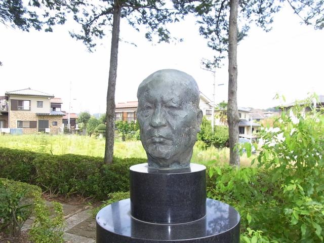 片倉城址公園の彫像「おじさんの顔」
