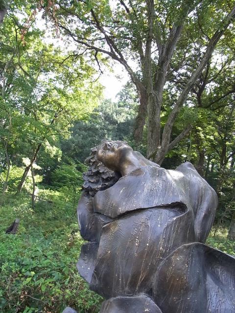 片倉城址公園の彫像のけぞり1