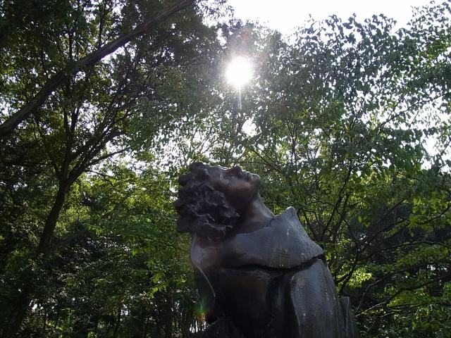 片倉城址公園の彫像のけぞり2