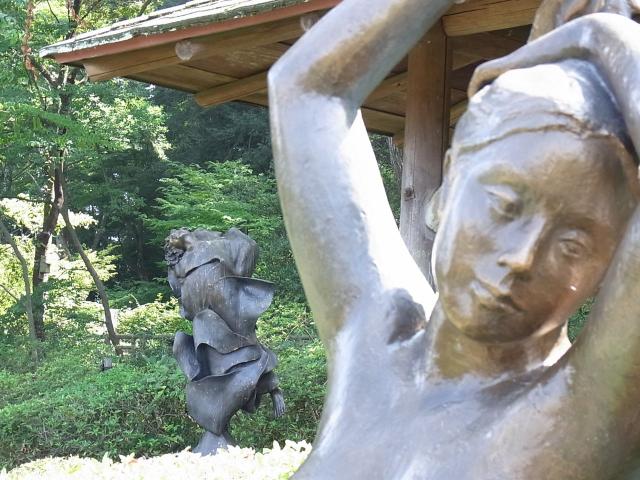 片倉城址公園の彫像「長い髪」3