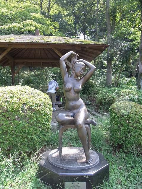 片倉城址公園の彫像「長い髪」4