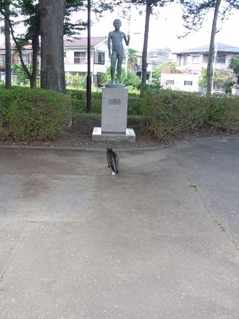 片倉城址公園の彫像と猫