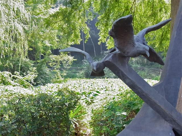 片倉城址公園の彫像鳥と池
