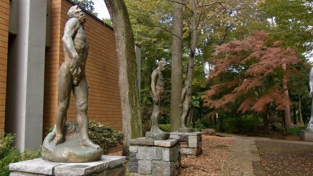 井の頭自然文化園の彫刻館のそばの彫像R0017506