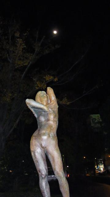 掛川駅前の彫像と月R0017698