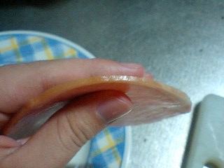 伊藤開司の頬の傷はハムの周りの茶色い部分を使いました