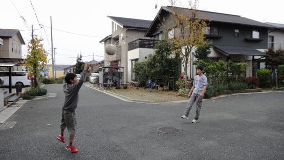 道で遊ぶ横