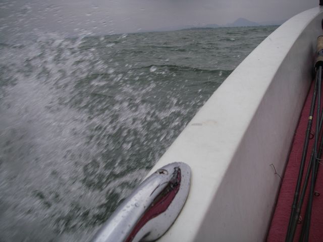 ババ荒れの琵琶湖。