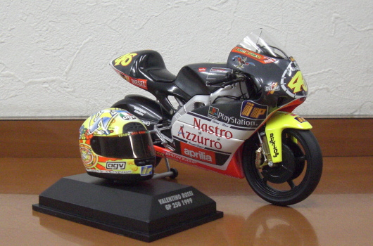 1999年　GP250ワールドチャンピョン　バレンティーノ・ロッシ　　PMG 1/12 アプリリアRSV250  PMG1/8　AGVヘルメット