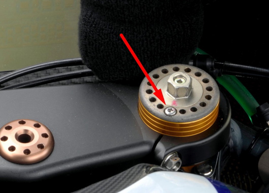 ワークス仕様のオーリンズにはフォーク内を大気圧に合わせるのに便利なボルトが装備されている