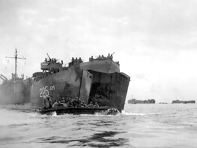 輸送船からLVTでペリリュー島の海岸に向かう海兵隊