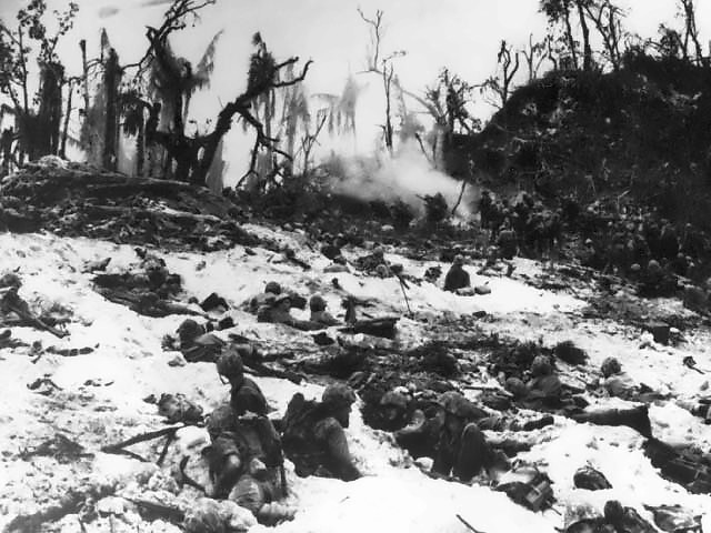 日本軍の塹壕を爆破して前進する米軍兵士