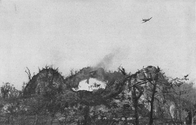 F4U コルセアが日本の陣地にナパーム弾を投下