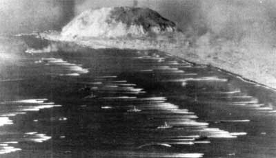 1945年2月19日、摺鉢山付近の海岸に向かう米軍