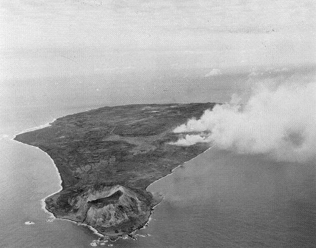 1945年2月17日、米軍の上陸前の攻撃が行われている硫黄島