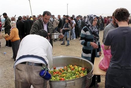 2011年10月25日 トルコ東部エルジシュで食料配給で整然と列を作る被災者たち