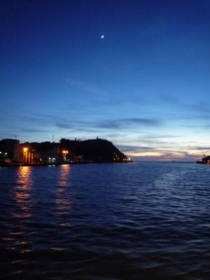 夕暮れの月と海