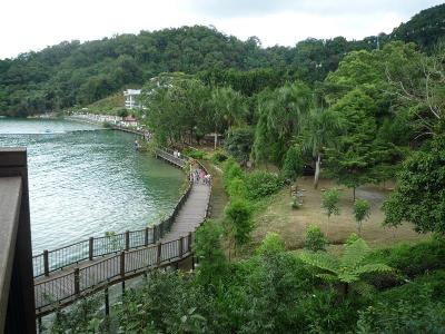 湖畔の散歩道