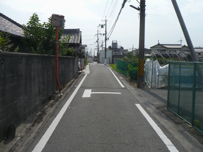 堤防沿いと平行している小道