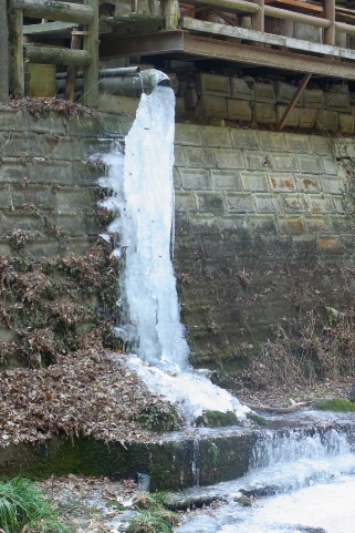 排水管の巨大な氷柱