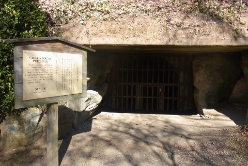 南崖の洞窟