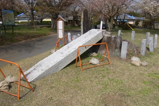 倒壊した桜川顕揚記念碑
