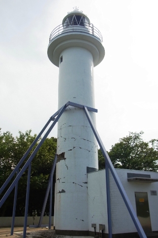 亀裂の入った大津岬灯台