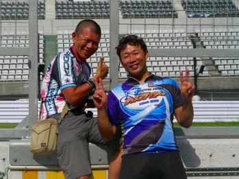 KOGMAレーシング総帥くまおさんと2ショットするとなぜかオホモダチっぽくなる♪