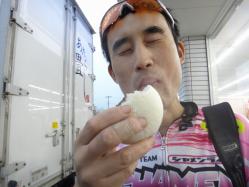 旨そうに肉まんパクつくブルー君