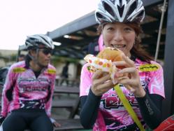 ヤセの大食いミチコ先輩、淡路牛バーガー400円なり。まいう~